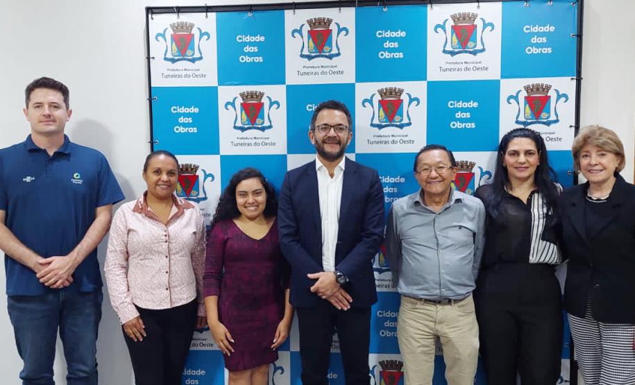 Reunião em Tuneiras do Oeste, com a equipe do prefeito Taketoshi (Bóia) Sakurada.