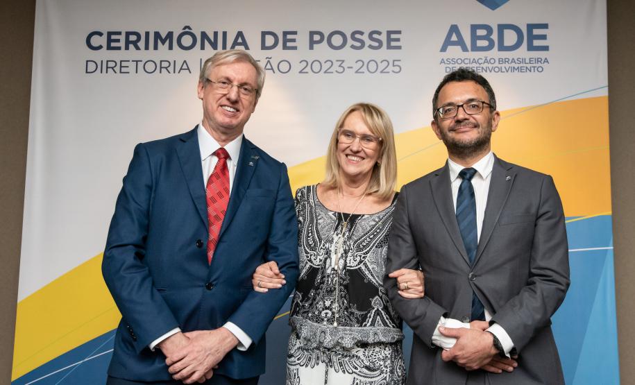 Celso Pansera, novo presidente da ABDE, com Jeanette Lontra, agora primeira mulher a comandar a ABDE e ex-presidente do Badesul Desenvolvimento, e Heraldo neves, da Fomento Paraná, na cerimônia de posse da ABDE.