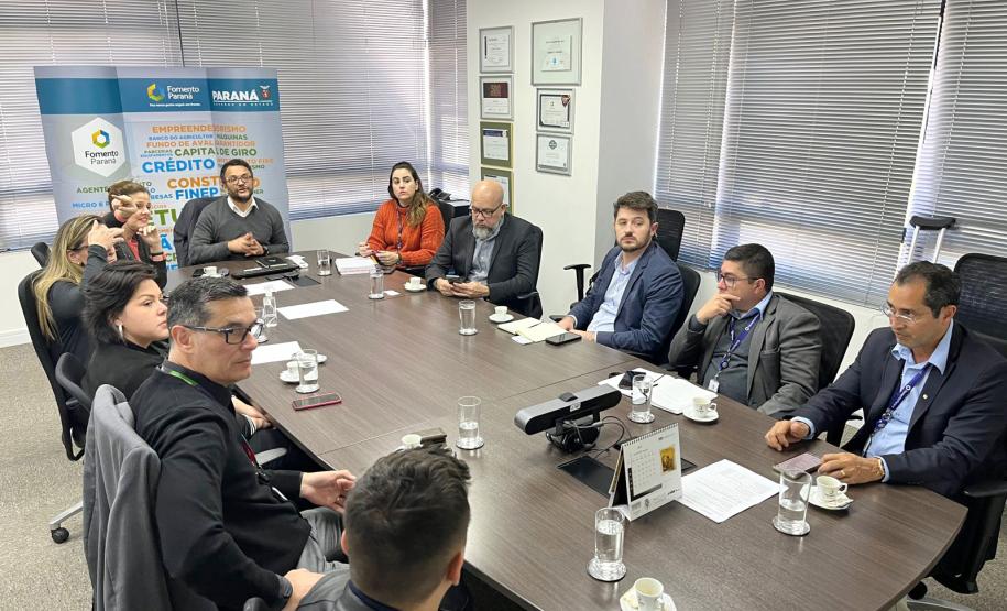 Reunião entyre equipes do Sebrae Paraná e de Pernambuco, durante visita à Fomento Paraná