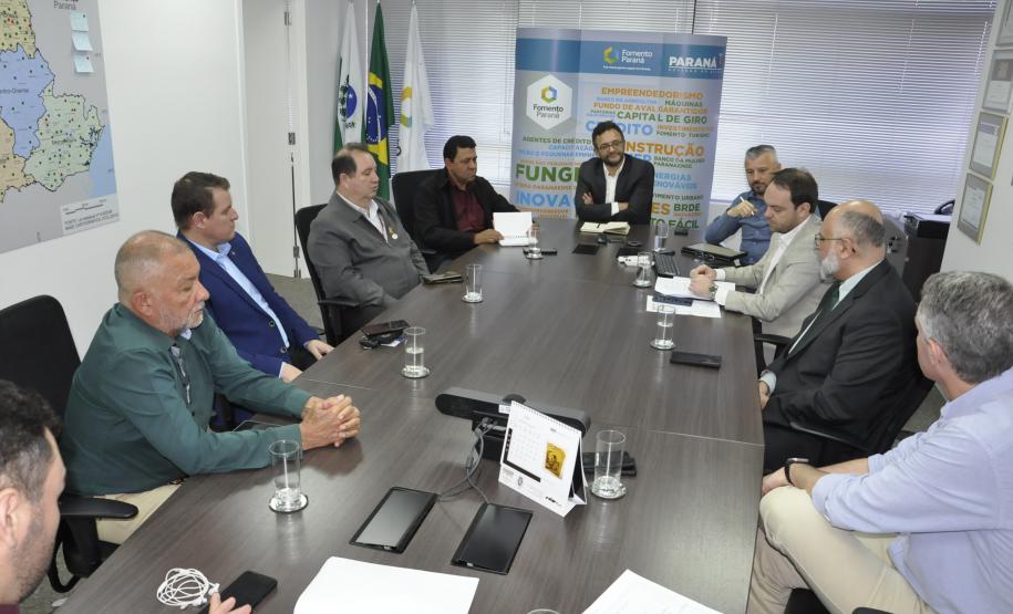 Fomento Paraná e a Compagas tiveram uma reunião com representantes de centrais de táxi e sindicato de taxistas