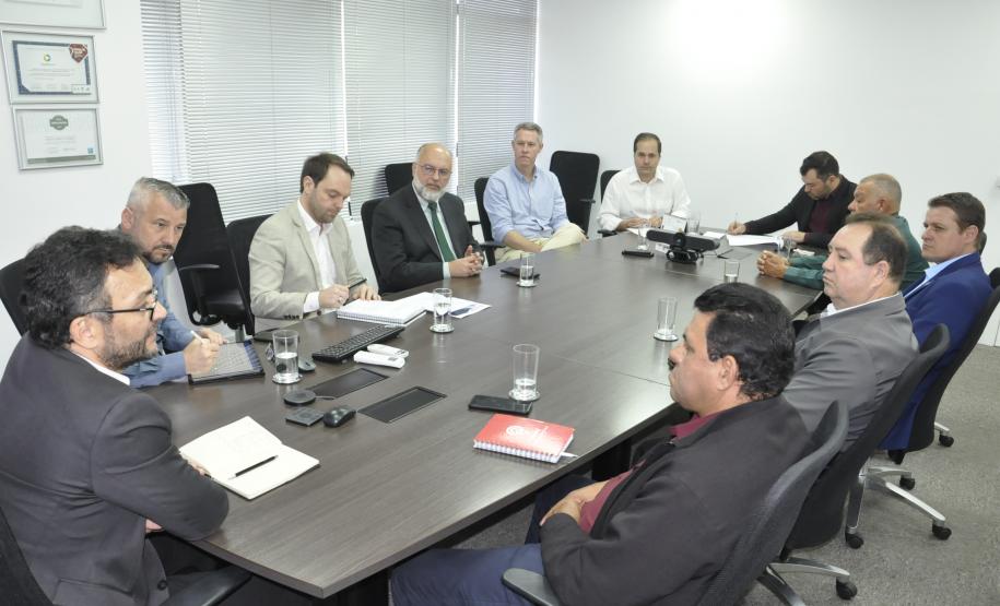 Fomento Paraná e a Compagas tiveram uma reunião com representantes de centrais de táxi e sindicato de taxistas