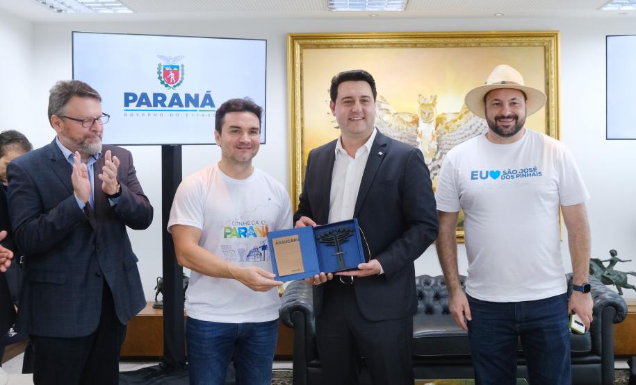 O governador Carlos Massa Ratinho Junior recebeu nesta terca-feira (12), o ministro do Turismo, Celso Sabino.