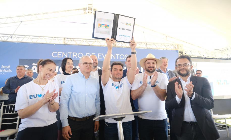 Durante o lançamento do novo Centro de Eventos de São José dos Pinhais o ministro Celso Sabino assinou um contrato de financiamento da Fomento Paraná com recursos do Fungetur para apoiar um empreendimento do empresário José Soczeck.