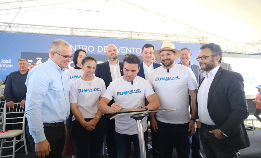 Durante o lançamento do novo Centro de Eventos de São José dos Pinhais o ministro Celso Sabino assinou um contrato de financiamento da Fomento Paraná com recursos do Fungetur para apoiar um empreendimento do empresário José Soczeck.