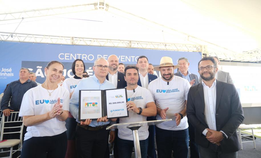 Durante o lançamento do novo Centro de Eventos de São José dos Pinhais o ministro Celso Sabino assinou um contrato de financiamento da Fomento Paraná com recursos do Fungetur para apoiar um empreendimento do empresário José Soczeck.