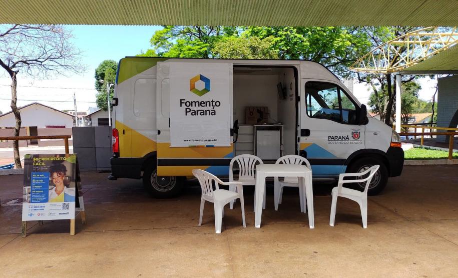 Van da Fomento Paraná preparada para atender empreendedores em Guaíra durante a caravana de Crédito Fomento Turismo, em 2022.