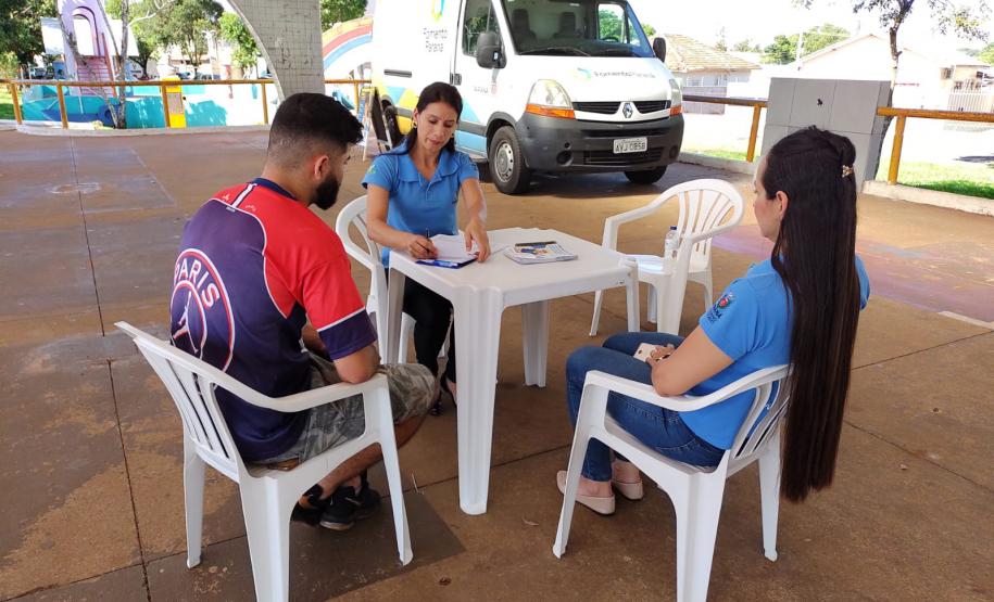 Agente de Crédito atende empreendedores em Guaíra durante a caravana de Crédito Fomento Turismo, em 2022.