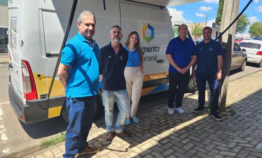 Agente de Crédito atende empreendedores em Prudentópolis durante a caravana de Crédito Fomento Turismo, em 2022.