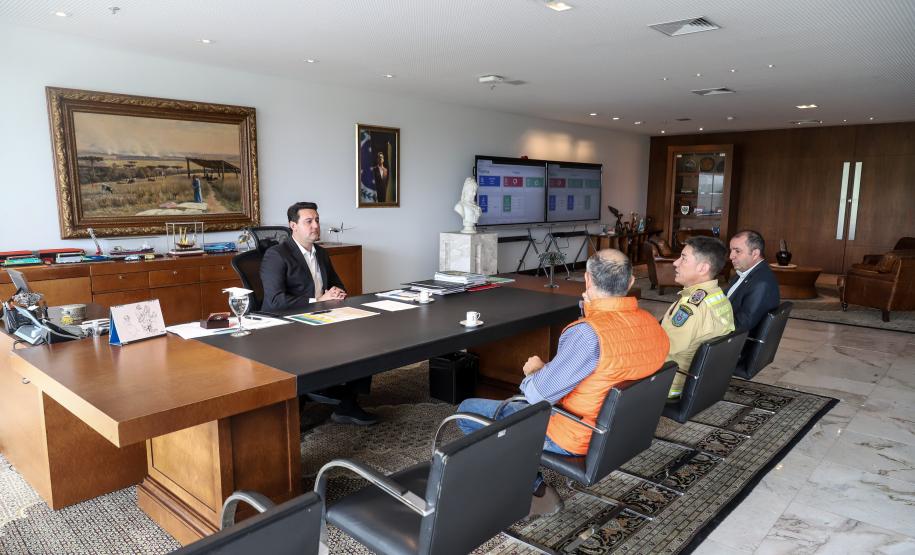 Governador Carlos Massa Ratinho Junior se reúne com  a Defesa Civil e determina apoio aos municípios afetados por temporais.