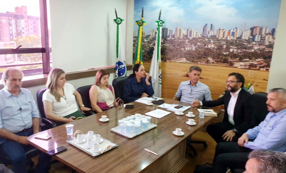 Heraldo Neves, presidente, e os diretores de Operações do Setor Público, Mounir Chaowiche, e de Operações do Setor Privado, Renato Maçaneiro, em reunião com equipe do prefeito Leonaldo Paranhos, em Cascavel.