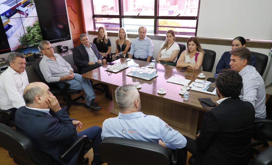Heraldo Neves, diretor-presidente, e os diretores de Operações do Setor Público, Mounir Chaowiche, e de Operações do Setor Privado, Renato Maçaneiro, em reunião com equipe do prefeito Leonaldo Paranhos, em Cascavel. Heraldo Neves, diretor-presidente, e os diretores de Operações do Setor Público, Mounir Chaowiche, e de Operações do Setor Privado, Renato Maçaneiro, em reunião com equipe do prefeito Leonaldo Paranhos, em Cascavel. Heraldo Neves, diretor-presidente, e os diretores de Operações do Setor Público,