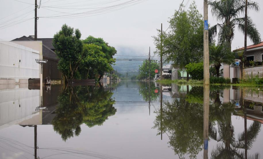 Alagamento em área urbana de município paranaense