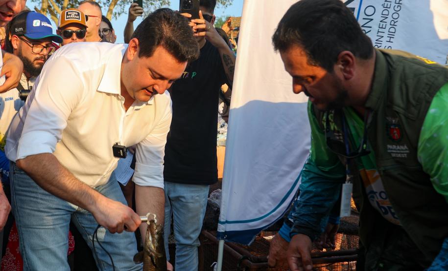 O governador Ratinho Júnior e o superintendente da Pesca e Bacias Hidrográficas, Francisco Martin, fazem devolução de espécies de peixes nativos durante o evento de lançamento da nova linha de crédito.
