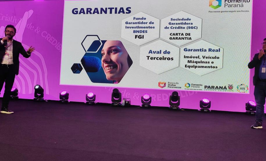 O diretor-presidente da Fomento Paraná, Heraldo Neves, e o gerente de Mercado, Luciano Martins, detalharam as novas condições para financiamento de emissoras de rádio no 26º Congresso Paranaense de Rádio e TV, em Foz do Iguaçu.