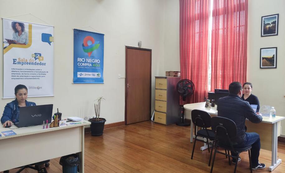 A agente de crédito Andressa Moraes Hirt, no espaço de atendimento a empreendedores da prefeitura de Rio Negro