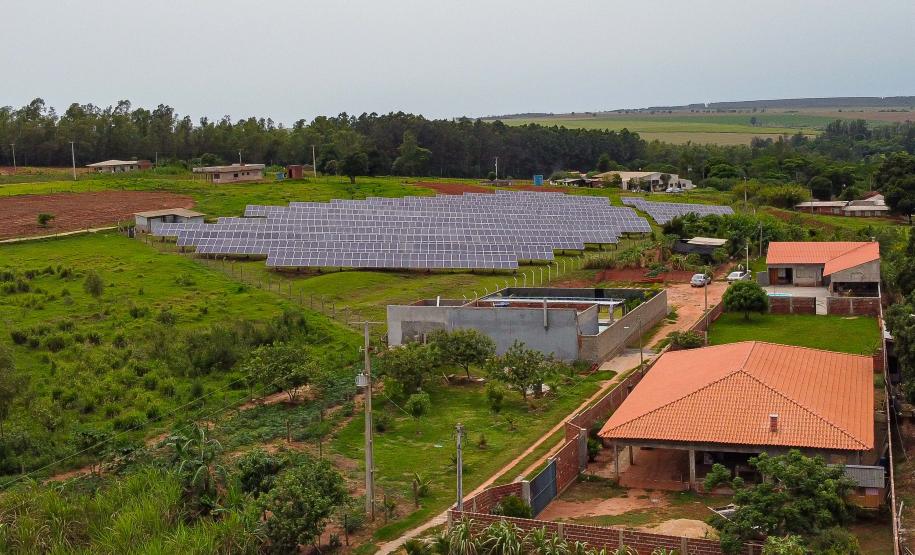 Usina com placas de energia solar fotovoltaica em, propriedade rural