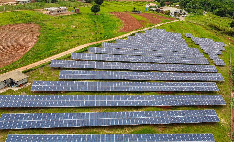 Usina com placas de energia solar fotovoltaica em, propriedade rural
