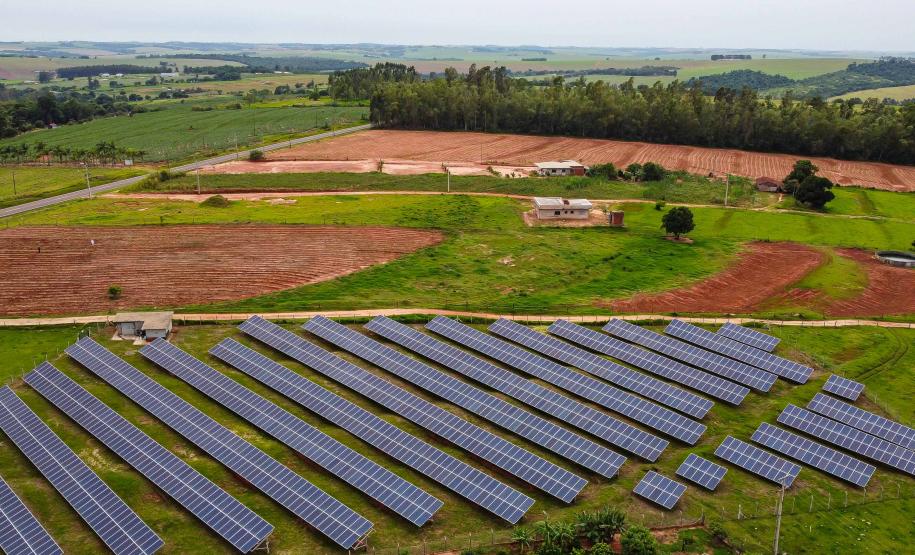 Usina com placas de energia solar fotovoltaica em, propriedade rural