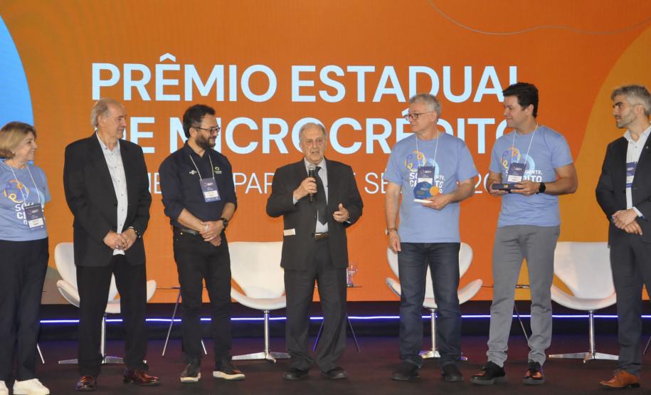 Fomento Paraná homenageia Ibrahim Fayad na abertura do encontro dos agentes de crédito