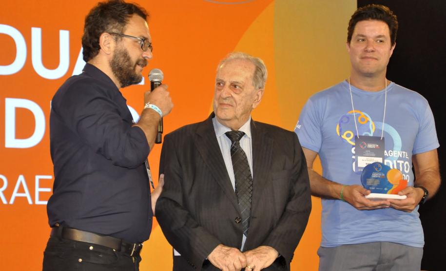 Fomento Paraná homenageia Ibrahim Fayad na abertura do encontro dos agentes de crédito