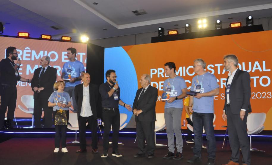 Fomento Paraná homenageia Ibrahim Fayad na abertura do encontro dos agentes de crédito