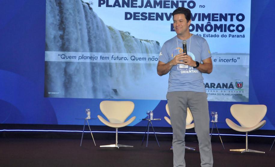 Fomento Paraná homenageia Ibrahim Fayad na abertura do encontro dos agentes de crédito