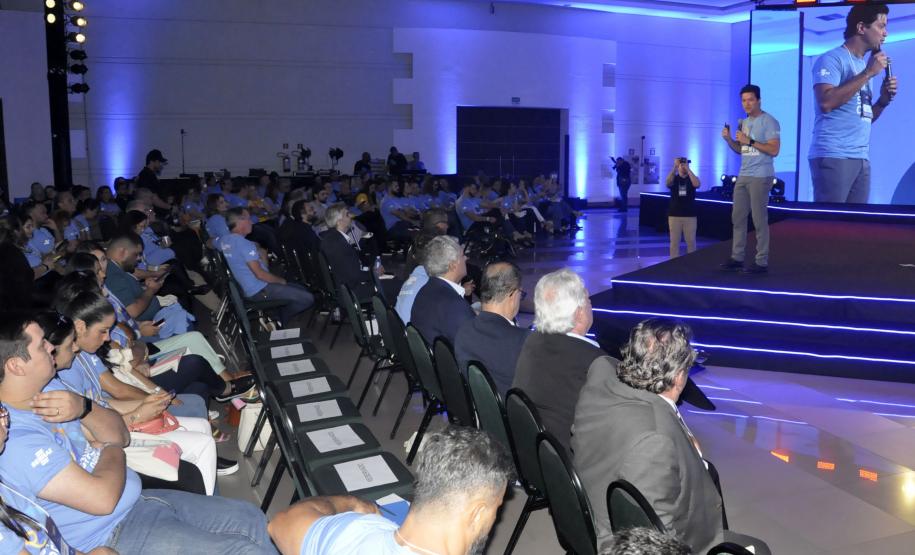 Fomento Paraná homenageia Ibrahim Fayad na abertura do encontro dos agentes de crédito