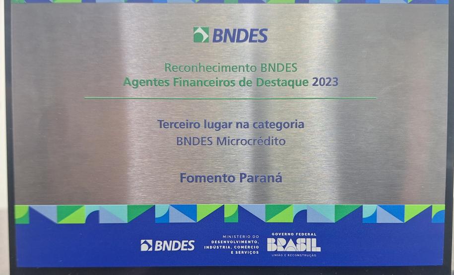 Placa de reconhecimento da Fomento Paraná como destaque em operações de microcrédito