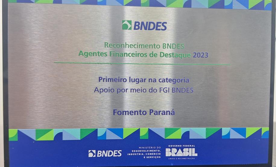 Placa de reconhecimento da Fomento Paraná como destaque em operações com garantia BNDES FGI