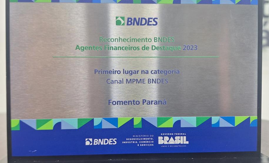 Placa de reconhecimento da Fomento Paraná como destaque em atendimento a clienets pelo Canal MPME