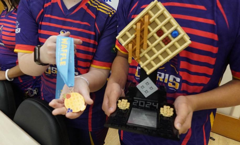 Medalha e troféu conquistados pela equipe Osíris