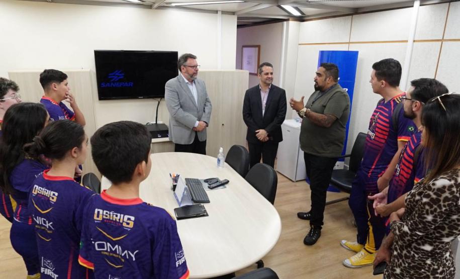 Equipe Osíris é recebida pela direção da Sanepar