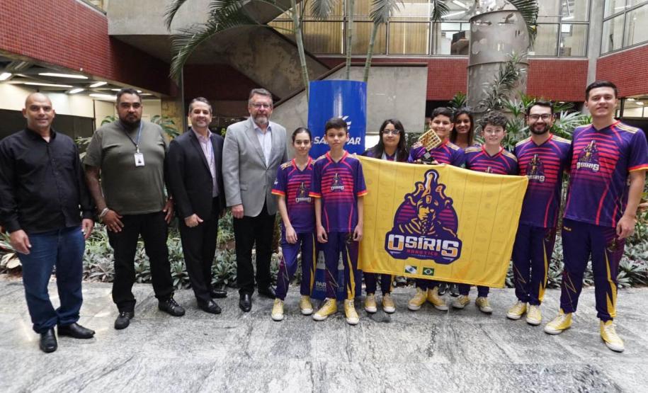 Equipe Osíris é recebida pela direção da Sanepar