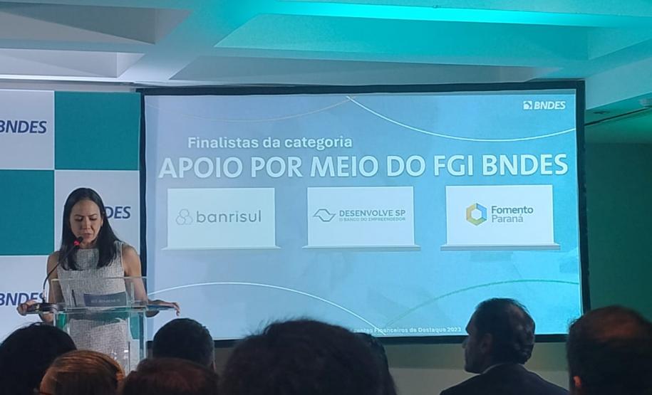 Apresentadora anuncia entidades finalistas na categoria BNDES FGI