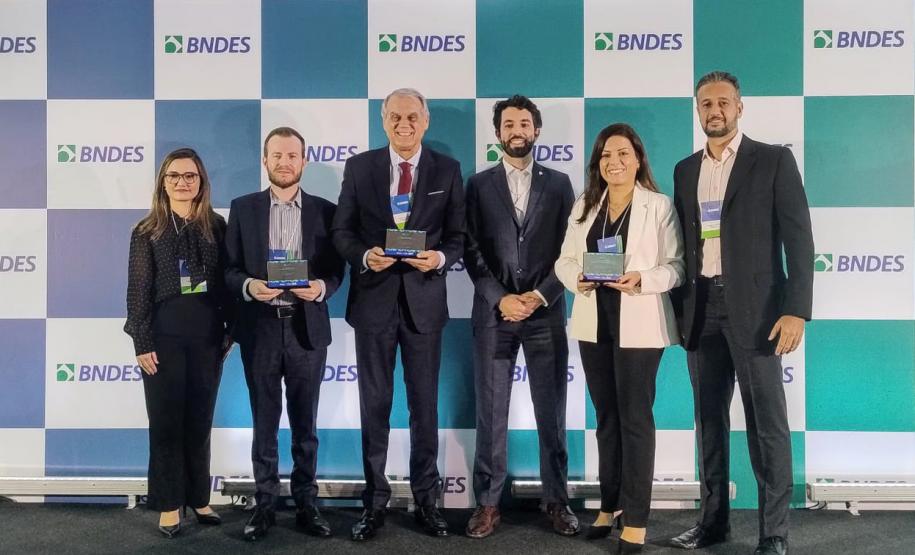 O conselheiro de Administração e ex-diretor presidente da Fomento Paraná, Vilson Ribeiro de Andrade, representou a instituição na entrega da honraria pelo BNDES em cerimônia em São Paulo, nesta terça, 25/6