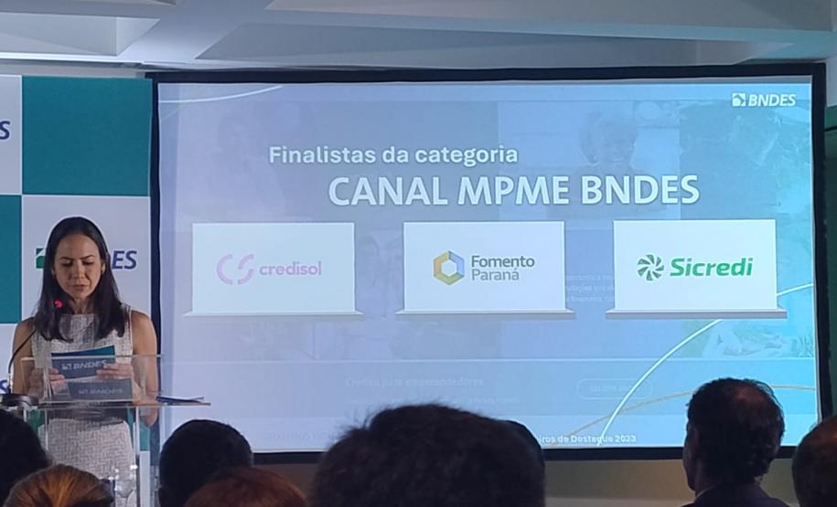 Apresentadora anuncia entidades finalistas na categoria Canal MPME BNDES