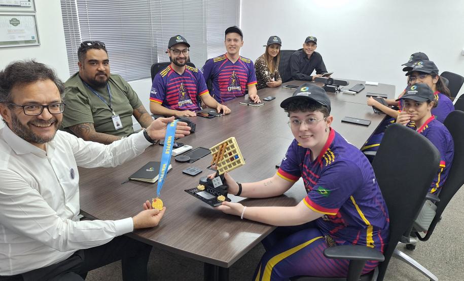 Fomento Paraná recebe equipe de estudantes que participaram de torneio internacional de robótica