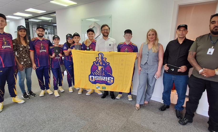 Fomento Paraná recebe equipe de estudantes que participaram de torneio internacional de robótica