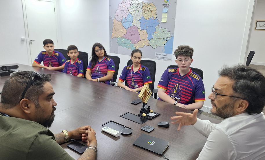 Fomento Paraná recebe equipe de estudantes que participaram de torneio internacional de robótica