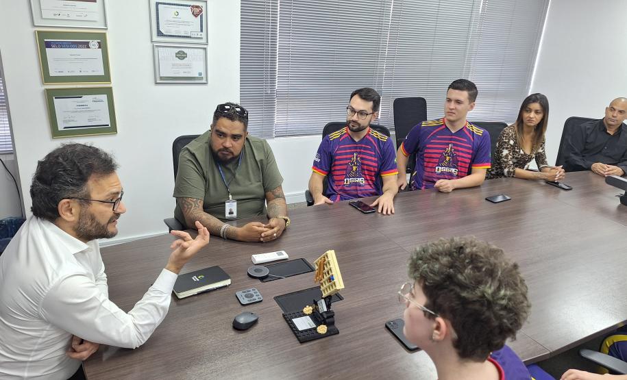 Fomento Paraná recebe equipe de estudantes que participaram de torneio internacional de robótica