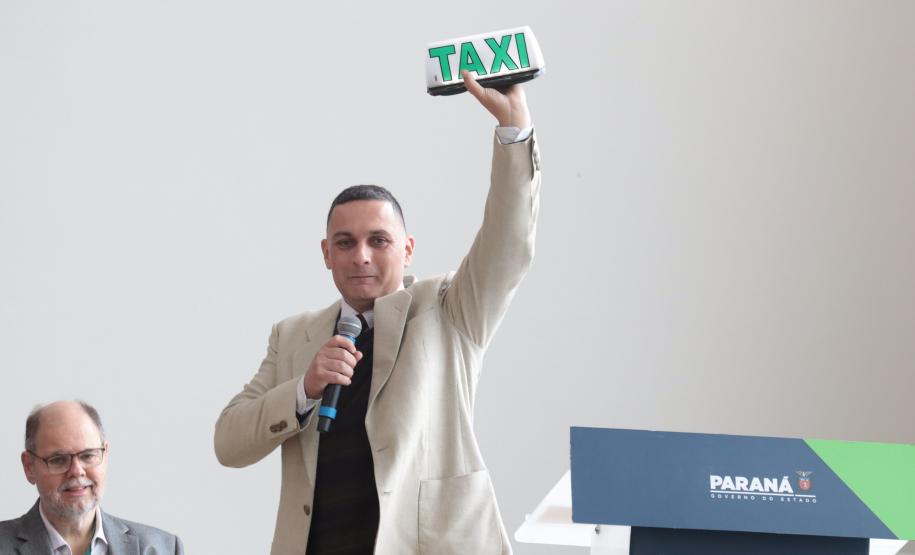 O governador Carlos Massa Ratinho Junior anuncia nesta terça-feira (30) que o Governo do Estado está abrindo, por intermédio da Fomento Paraná, uma linha de crédito para financiar a renovação da frota de veículos usados para táxi nos municípios paranaenses, atendendo à demanda das entidades que representam a categoria.