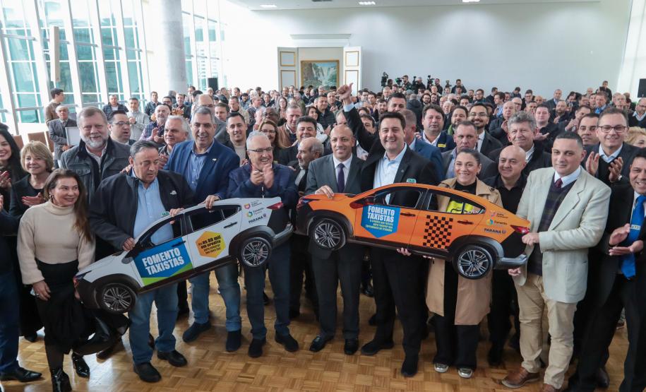 Governo do Paraná abre linha de crédito com juros subsidiados para taxistas renovarem frota