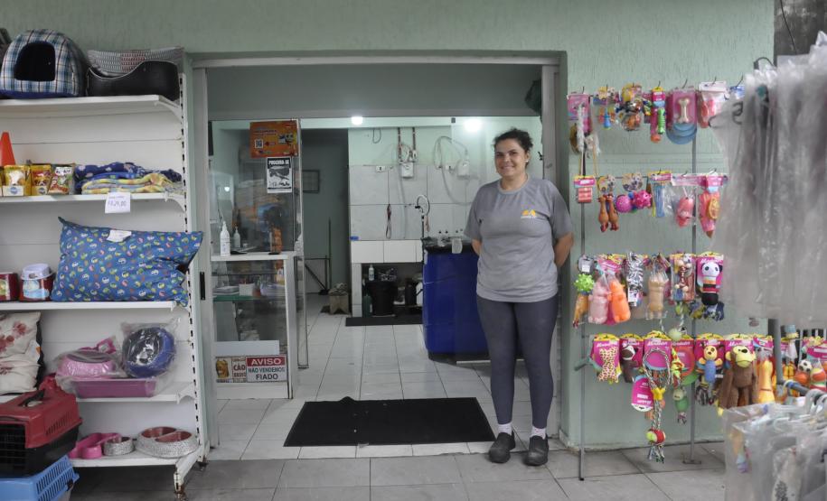 Márcia Cristina Helbing da Silva é uma empreendedora dona de um petshop no Boqueirão. Na mimagem ela está encostada a uma pota que dá acesso ao espaço de banho e tosa de animais.
