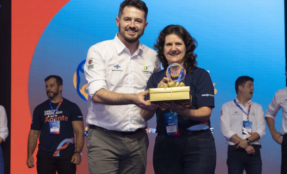 Prêmio Estadual de Microcrédito Fomento Paraná e Sebrae/PR 2024, entregue nesta quinta-feira (28), no encerramento do Encontro Estadual de Agentes de Crédito. Na foto, Categoria de até 20 mil habitantes 1º lugar – Engenheiro Beltrão, Lucimara Grego.
