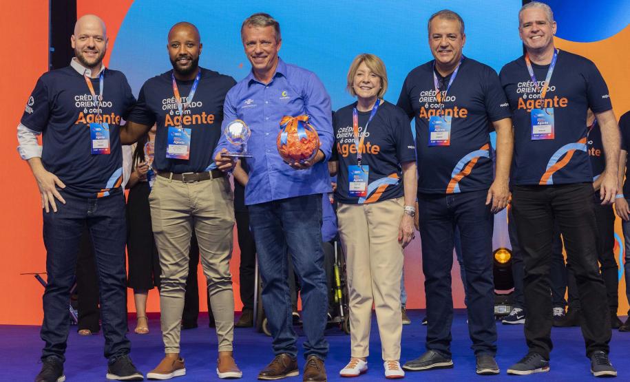 Prêmio Estadual de Microcrédito Fomento Paraná e Sebrae/PR 2024, entregue nesta quinta-feira (28), no encerramento do Encontro Estadual de Agentes de Crédito. Na foto,premiação de Foz do Iguaçu e Guarapuava - Volnei Lampert e Danilo Jesus.