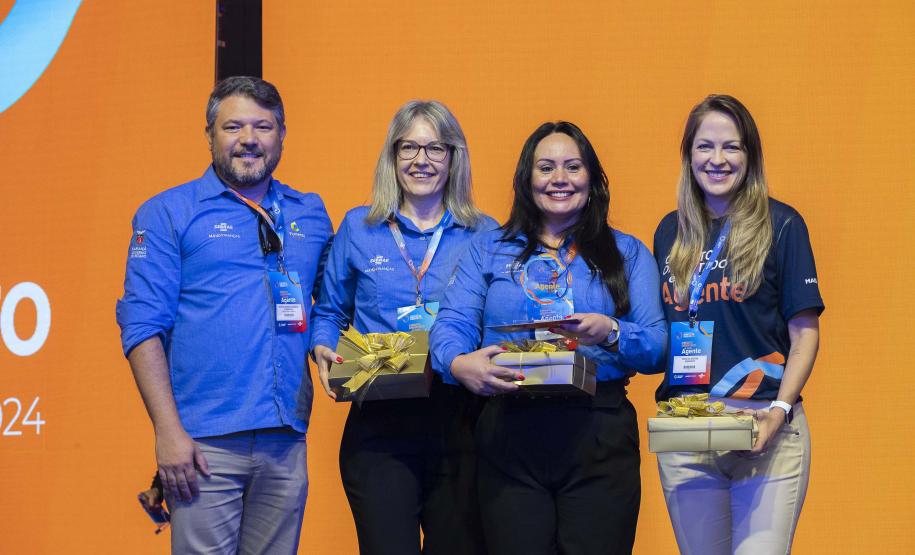 Prêmio Estadual de Microcrédito Fomento Paraná e Sebrae/PR 2024, entregue nesta quinta-feira (28), no encerramento do Encontro Estadual de Agentes de Crédito. Na foto, premiação de Guarapuava.
