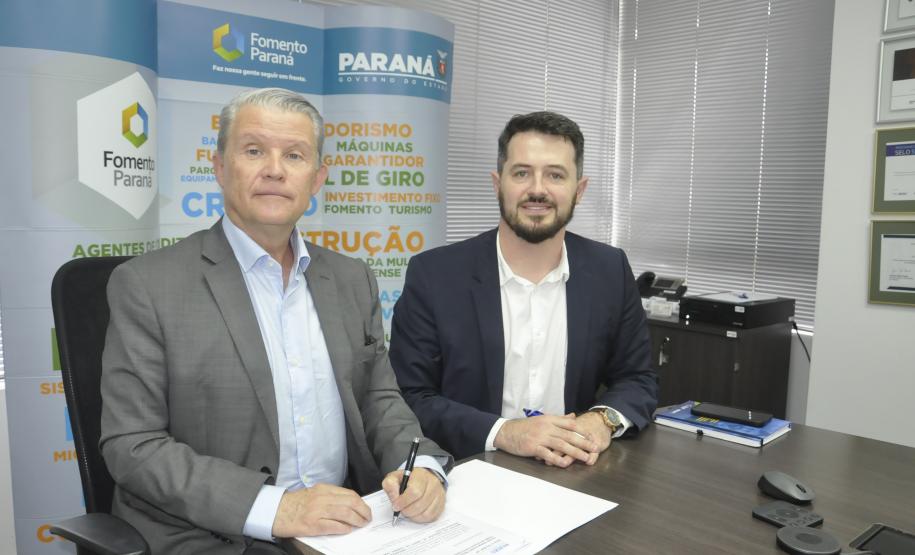 Jorge Callado, do Ipartes, e Vinícius Rocha, da Fomento Paraná, na apresentação do relatório de impactos socioeconômicos do crédito da Fomento no PIB estadual