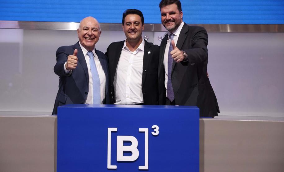 Os deputados federais Arnaldo Jardim e Pedro Lupion com o governador Ratinho Junior, na B3.