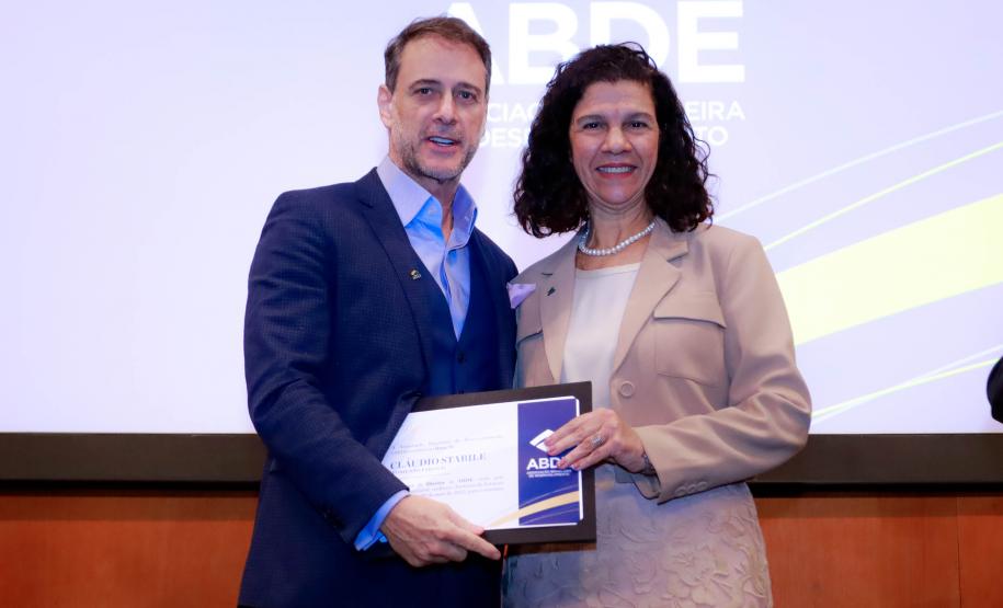 Claudio Stabile, diretor-presidente da Fomento Paraná com a nova presidente da ABDE, Maria Fernanda Coelho, na posse da nova diretoria da ABDE