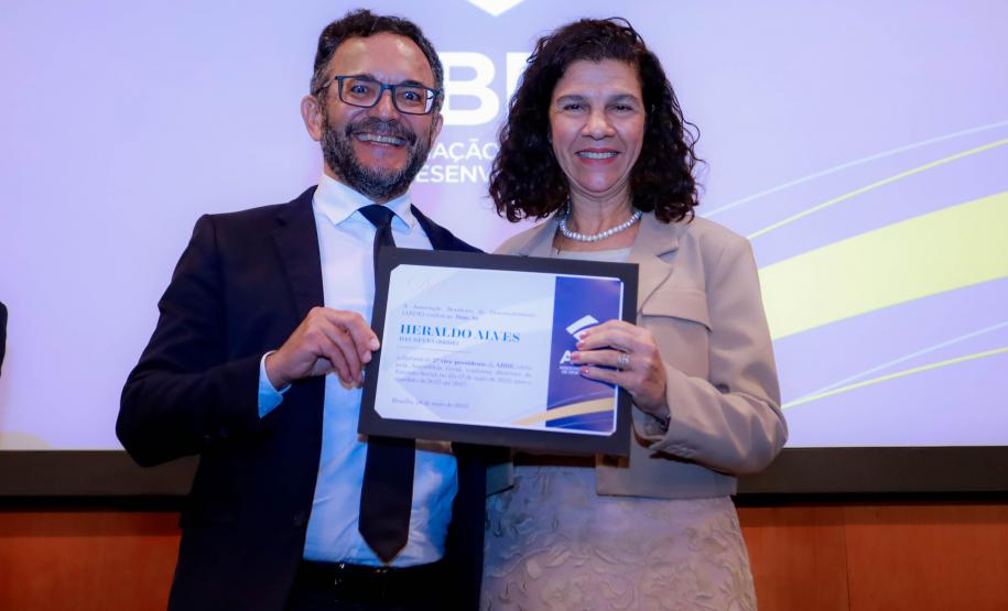 Heraldo Neves, diretor administrativo do BRDE é o segundo vice-presidente da ABDE. Na foto com Maria Fernanda Coelho, na posse da nova diretoria da entidade.